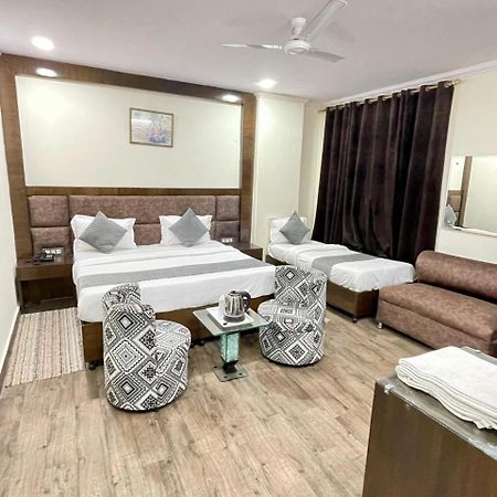 Hotel Radiance Делхи Екстериор снимка