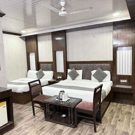 Hotel Radiance Делхи Екстериор снимка