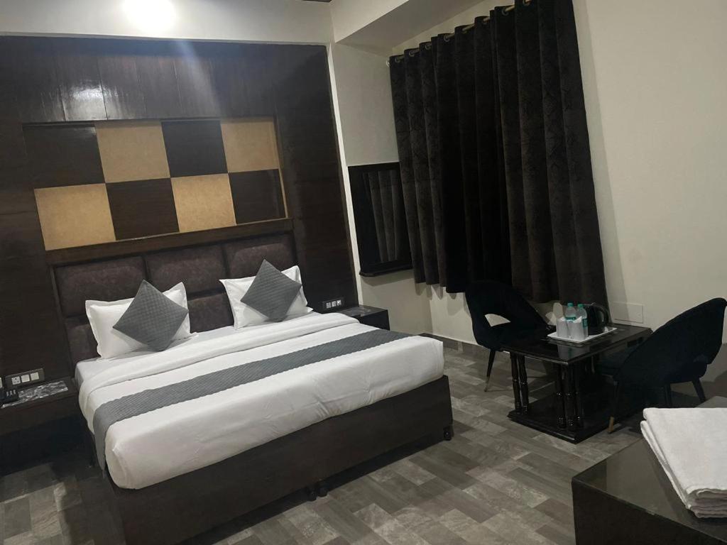 Hotel Radiance Делхи Екстериор снимка