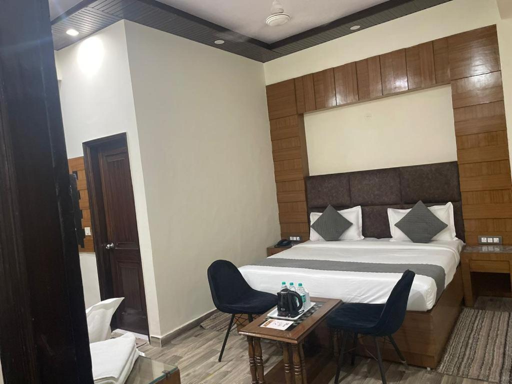 Hotel Radiance Делхи Екстериор снимка