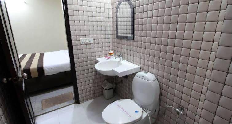 Hotel Radiance Делхи Екстериор снимка