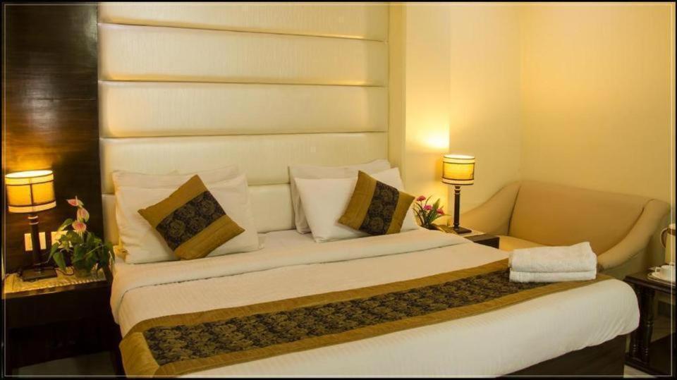 Hotel Radiance Делхи Екстериор снимка