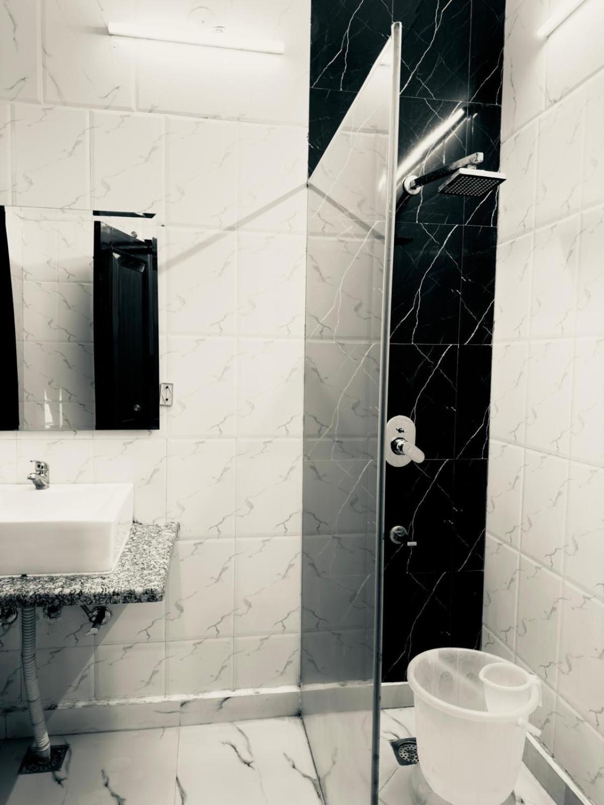 Hotel Radiance Делхи Екстериор снимка