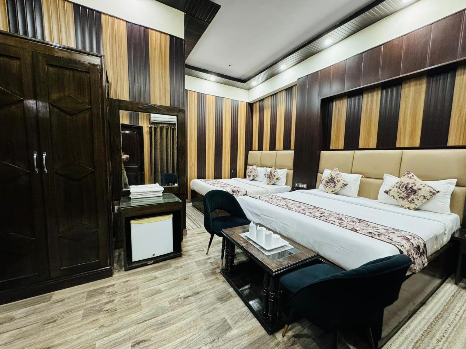 Hotel Radiance Делхи Екстериор снимка