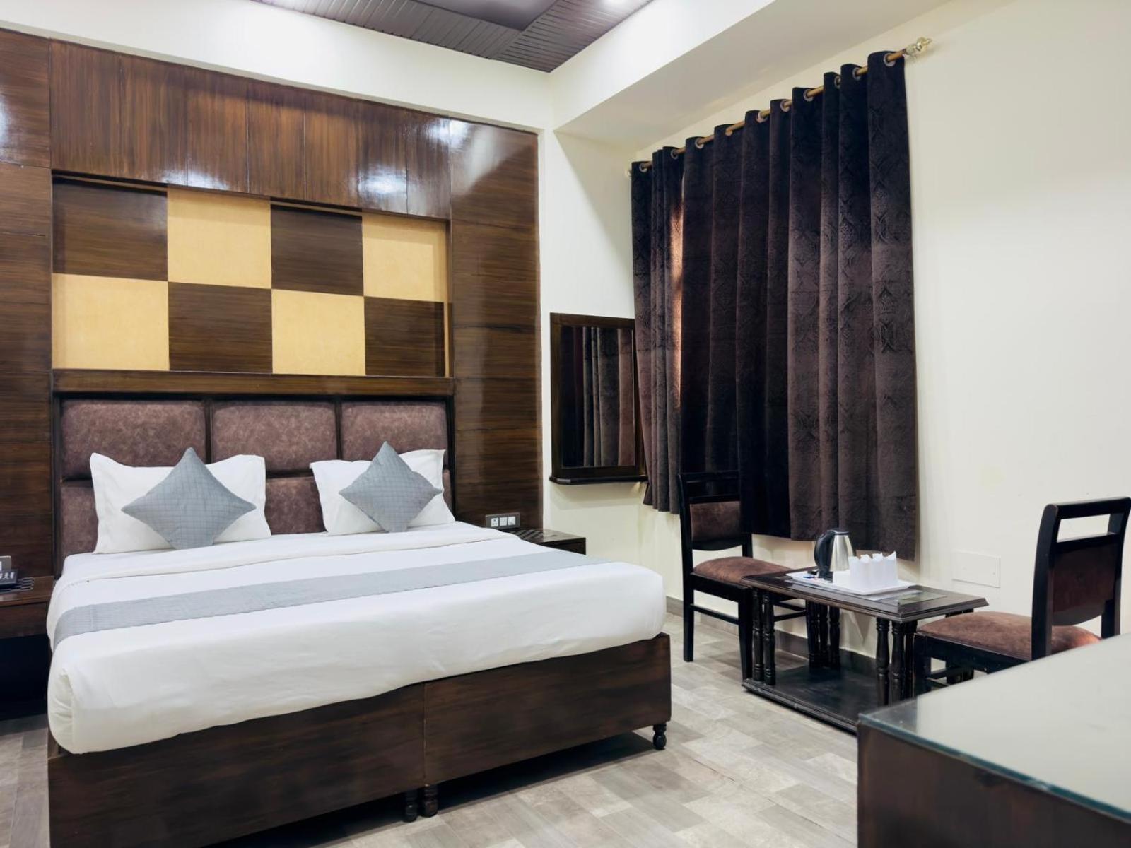 Hotel Radiance Делхи Екстериор снимка