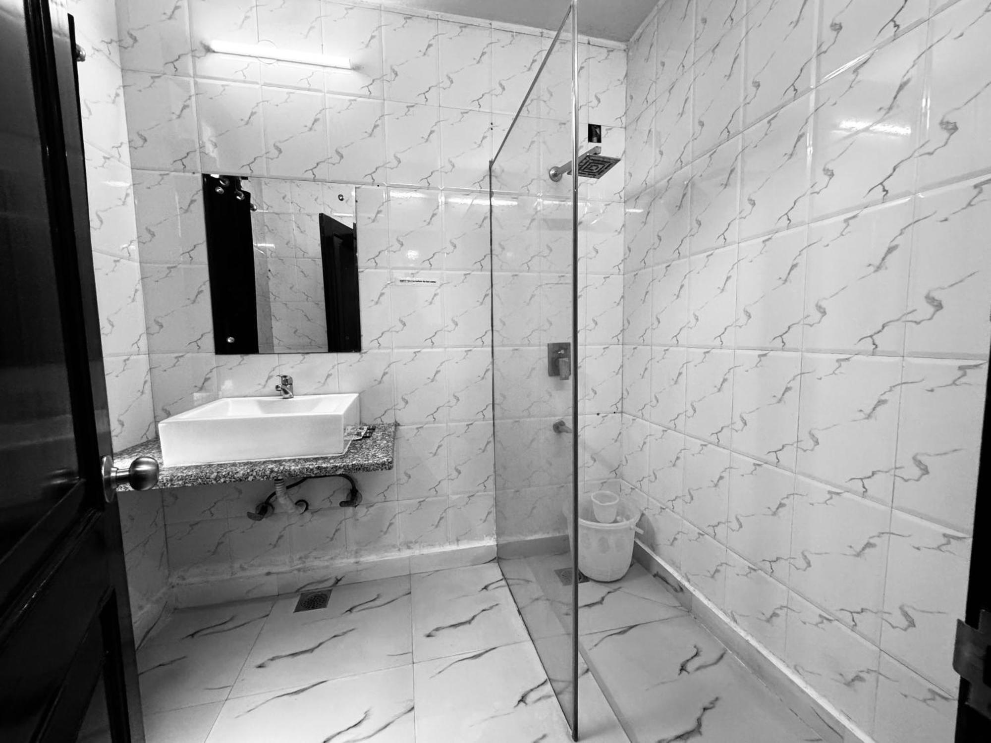 Hotel Radiance Делхи Екстериор снимка