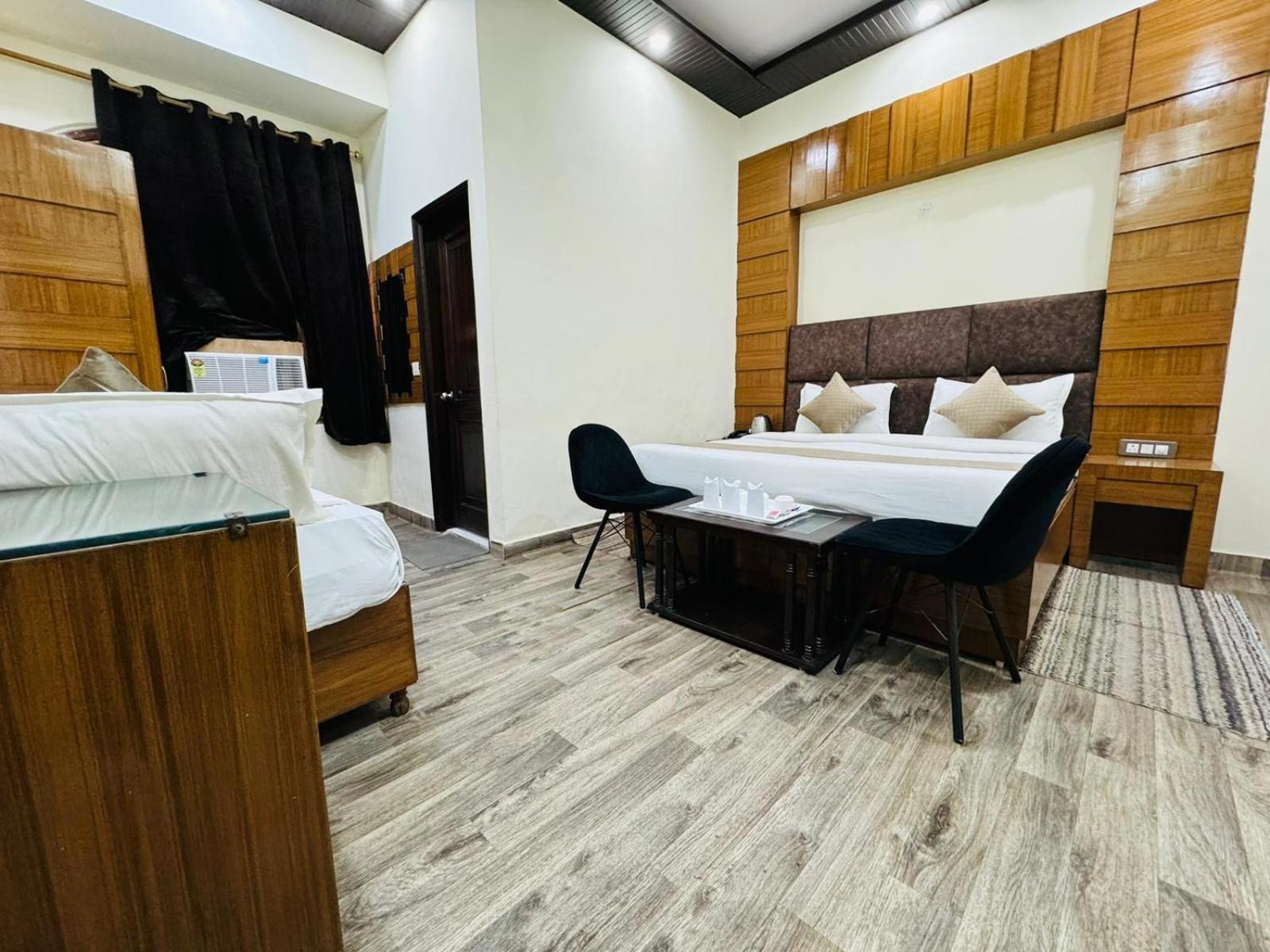 Hotel Radiance Делхи Екстериор снимка