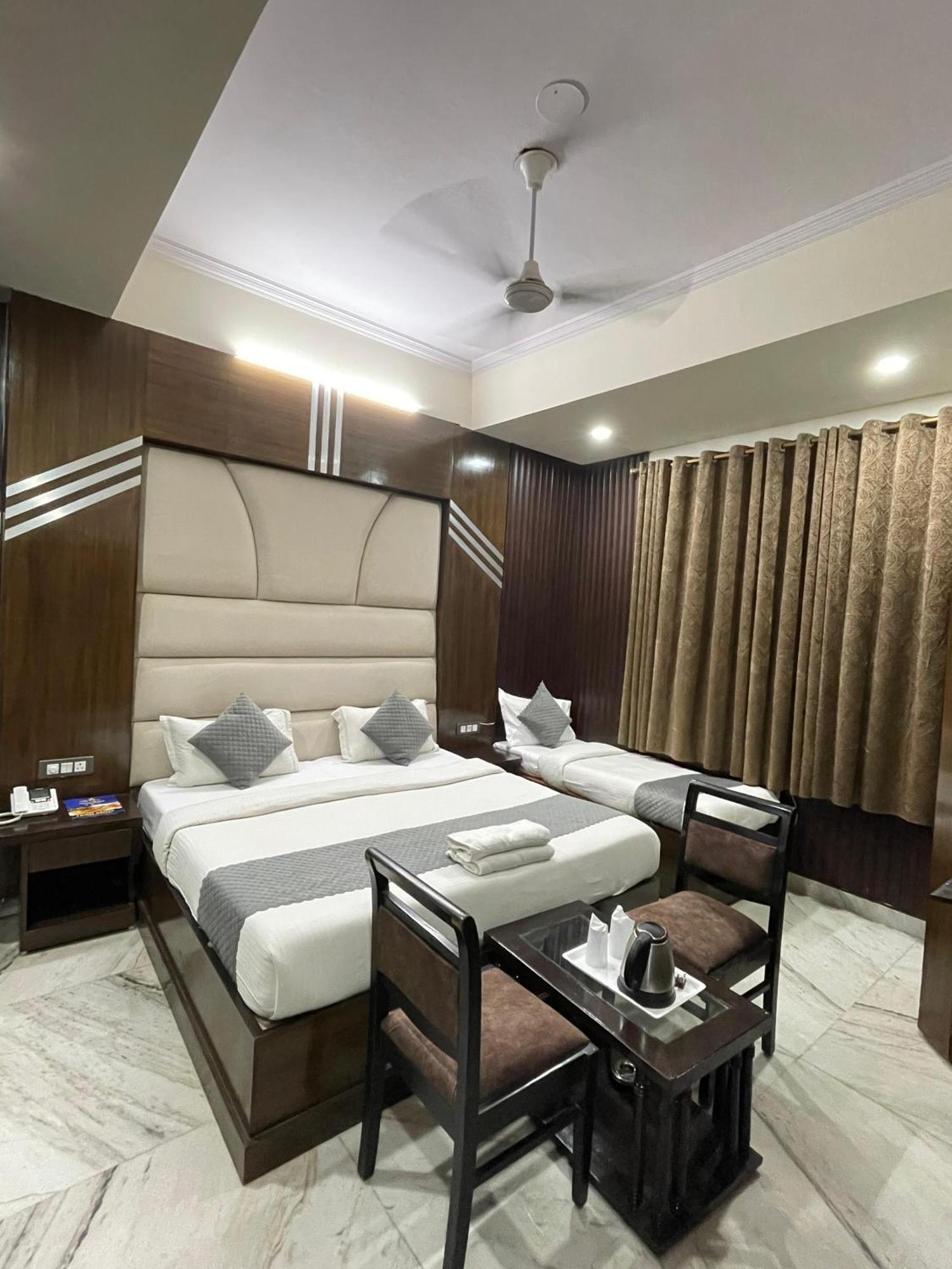 Hotel Radiance Делхи Екстериор снимка