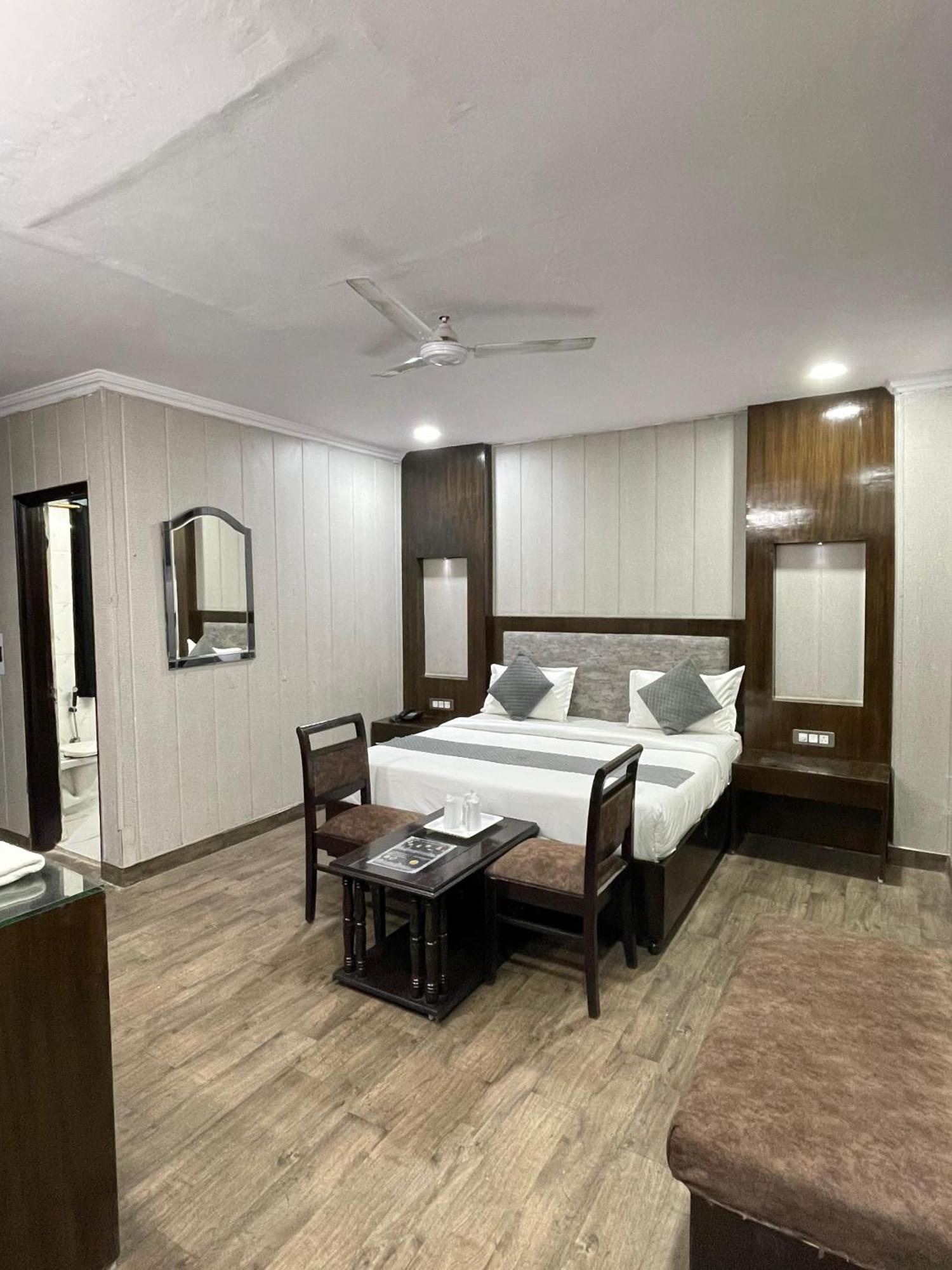 Hotel Radiance Делхи Екстериор снимка