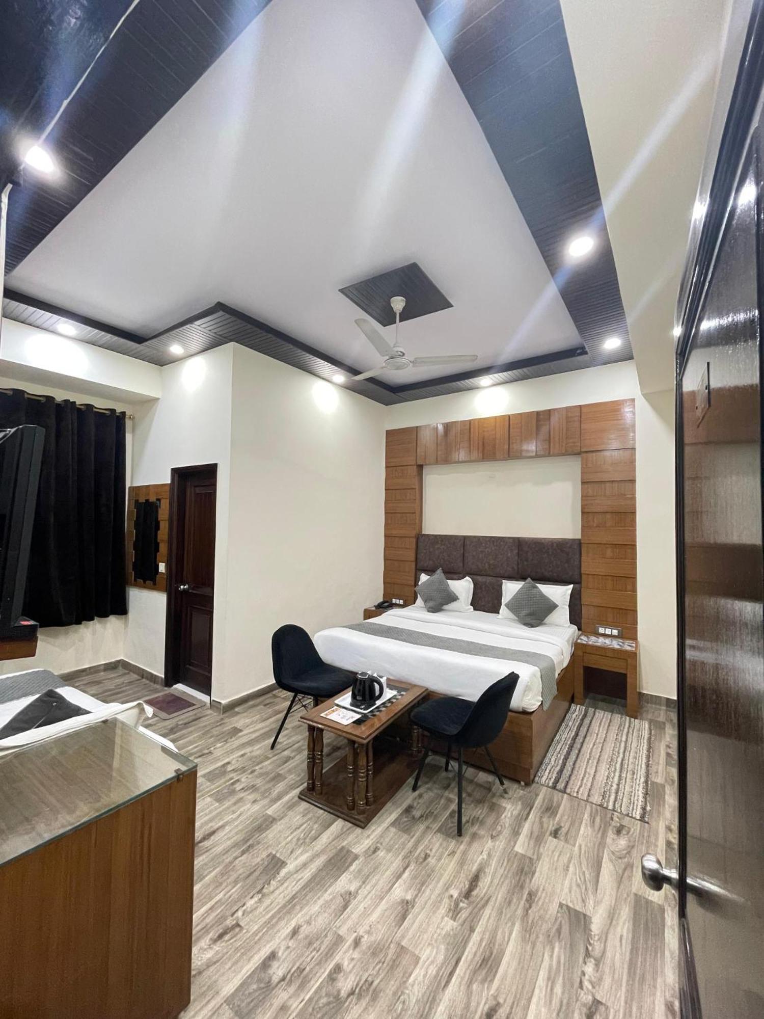 Hotel Radiance Делхи Екстериор снимка
