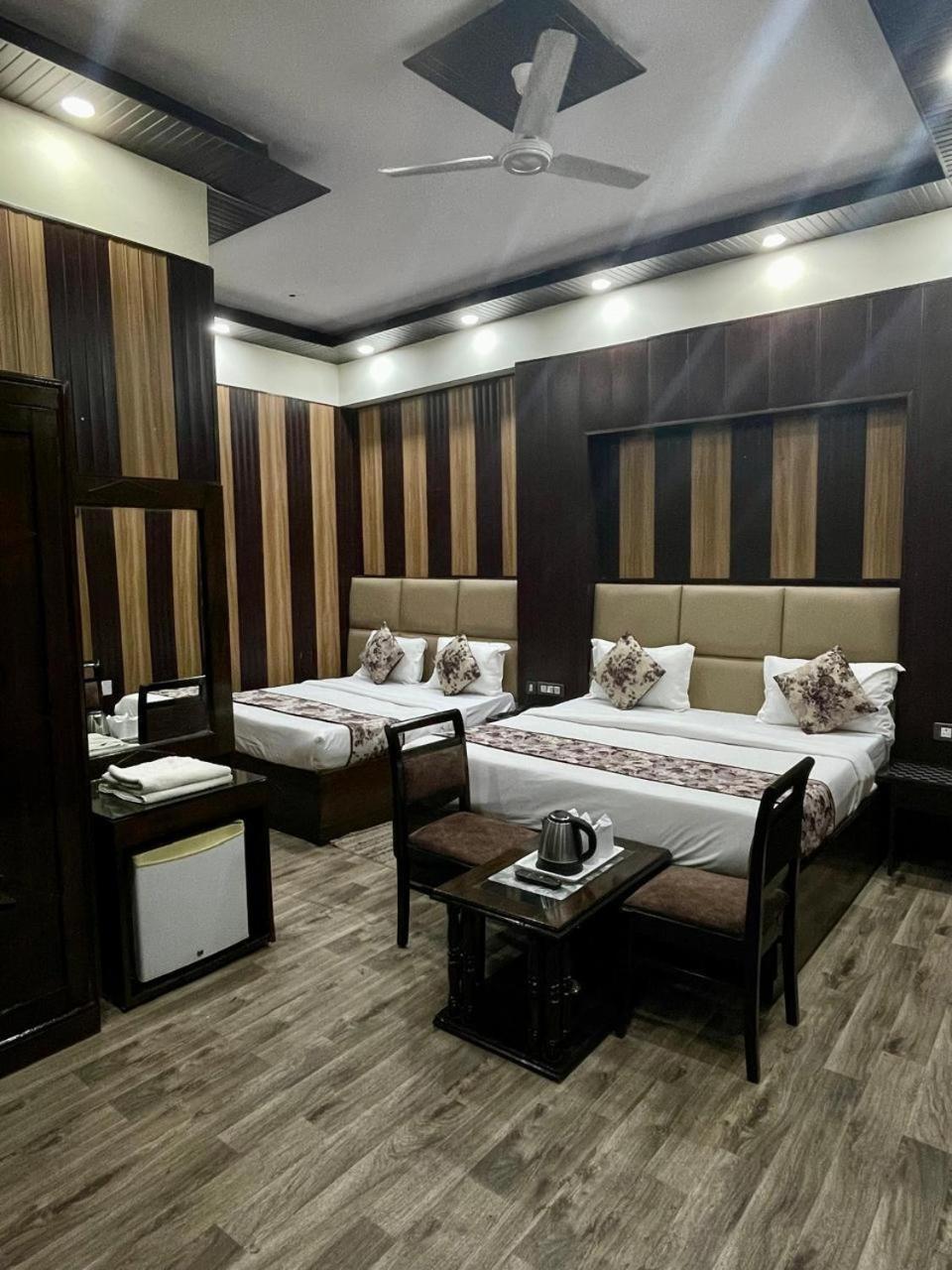 Hotel Radiance Делхи Екстериор снимка