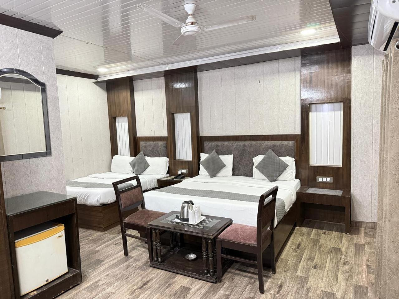 Hotel Radiance Делхи Екстериор снимка